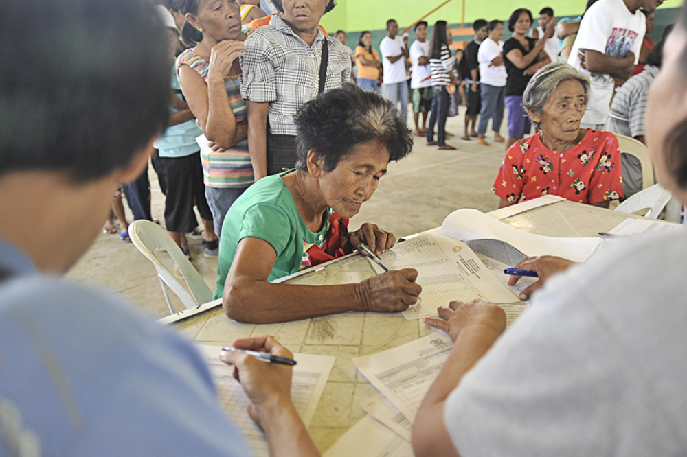 IOM distributes relief kits to typhoon survivors in Escalante City, Negros Occidental, Philippines