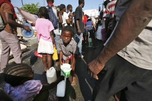Earthquake victims queue for water in Port au Prince