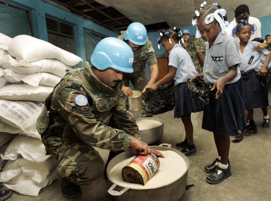 MINUSTAH Delivers Food Supplies to Haitian School