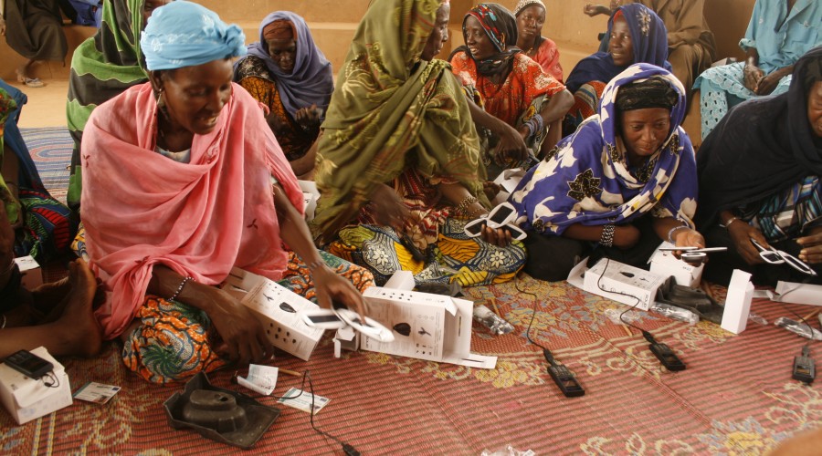 Cash transfer recipients in Niger attend mobile phone training