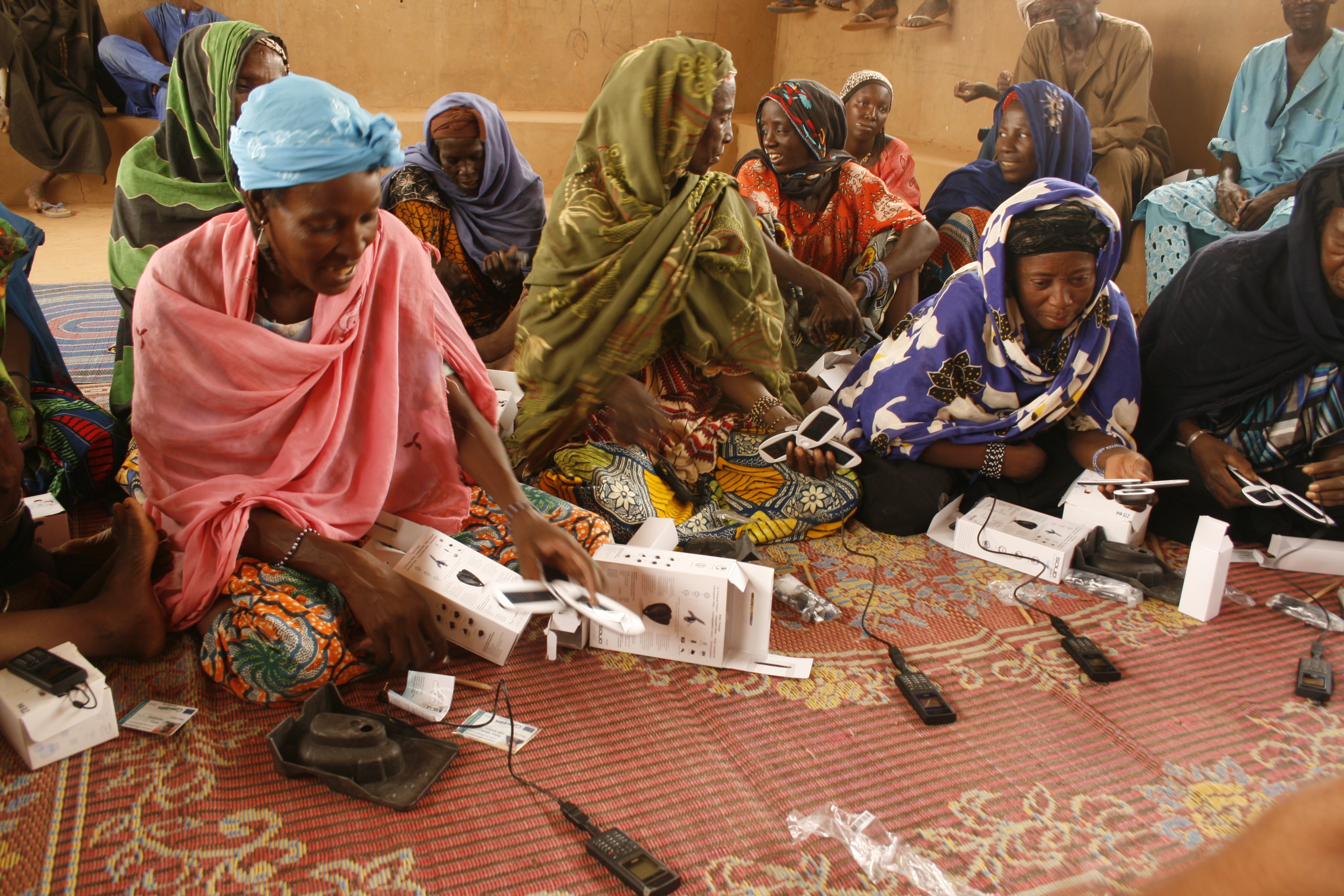 Cash transfer recipients in Niger attend mobile phone training