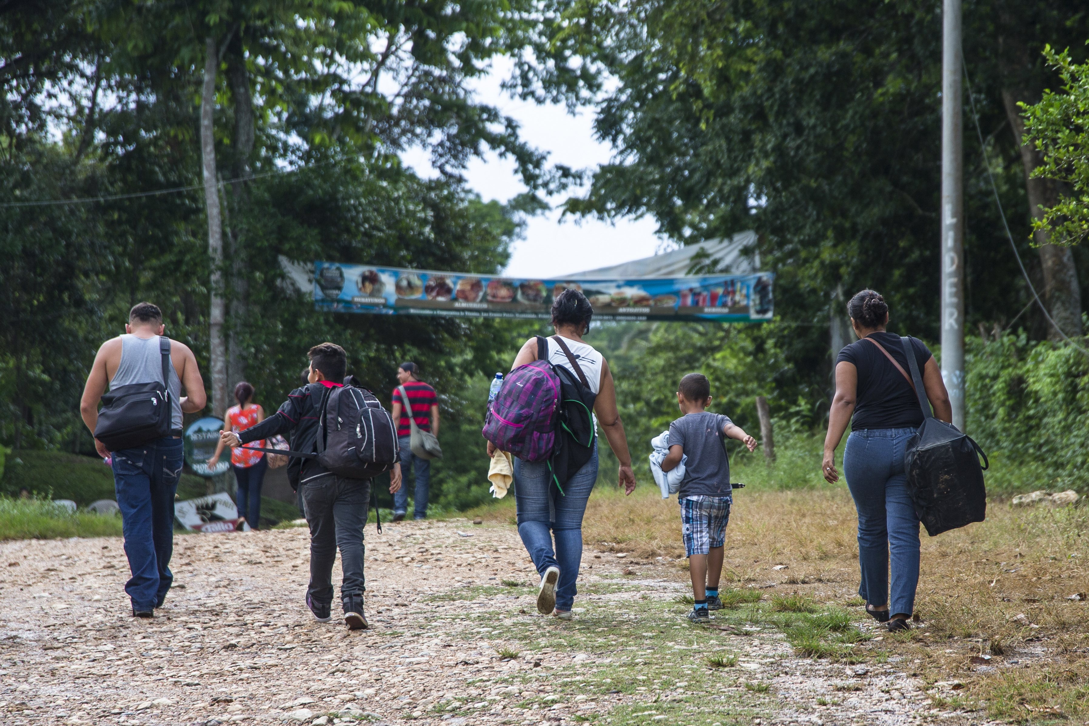 Migrants cross the Guatemala - Mexico borders. Photo: UNHCR/Tito Herrera 2016