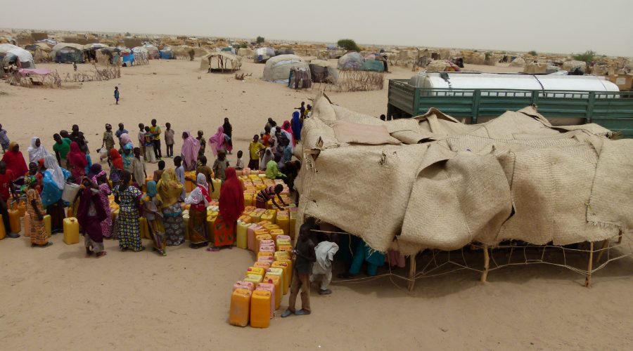 Emergency water transported to a spontaneous displacement site, Diffa, 2016.