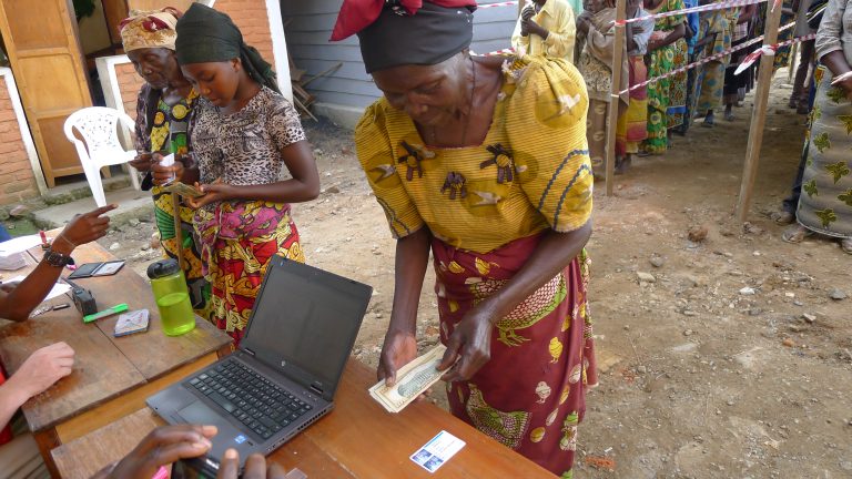 Vulnerable returnees in eastern DRC collect cash assistance provided by the ARCC II programme