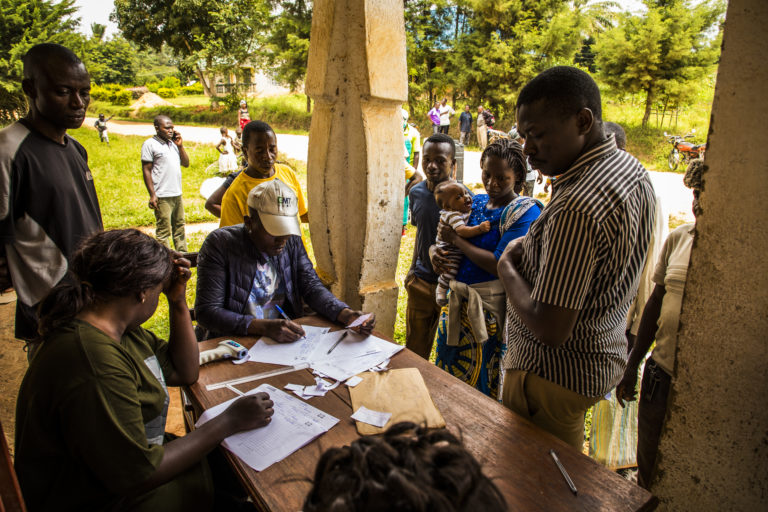 People who have been in touch with someone who has been infected, receive food aid, in order for the humanitarian community to monitor them during four weeks.