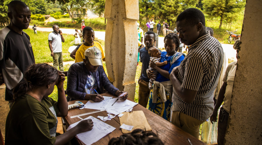 People who have been in touch with someone who has been infected, receive food aid, in order for the humanitarian community to monitor them during four weeks.