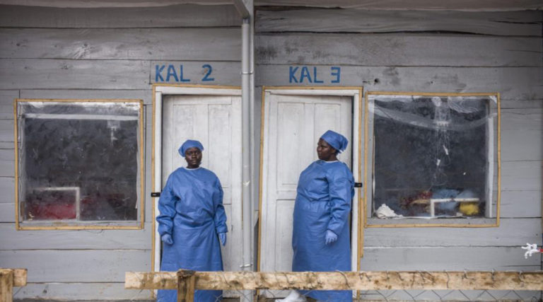 Au centre de transit intégré de Kalunguta, ces deux « garde-malades » sont des patientes qui ont reçu l’autorisation de sortie du centre de traitement Ebola de Katwa après leur guérison.