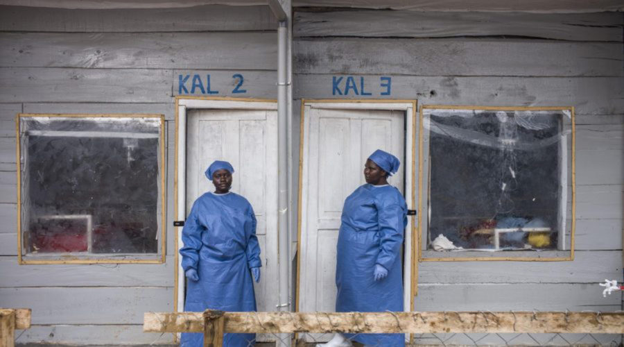 Au centre de transit intégré de Kalunguta, ces deux « garde-malades » sont des patientes qui ont reçu l’autorisation de sortie du centre de traitement Ebola de Katwa après leur guérison.