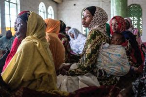 Des femmes écoutent des informations au sujet d’Ebola dans une mosquée à Goma, en RDC