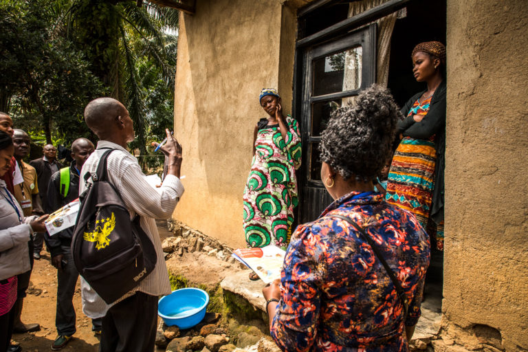 8 janvier 2019 : Beni, région du Nord-Kivu, République démocratique du Congo. Des représentant·e·s de la communauté rendent visite à une famille dans la périphérie de Beni pour la sensibiliser à Ebola.
