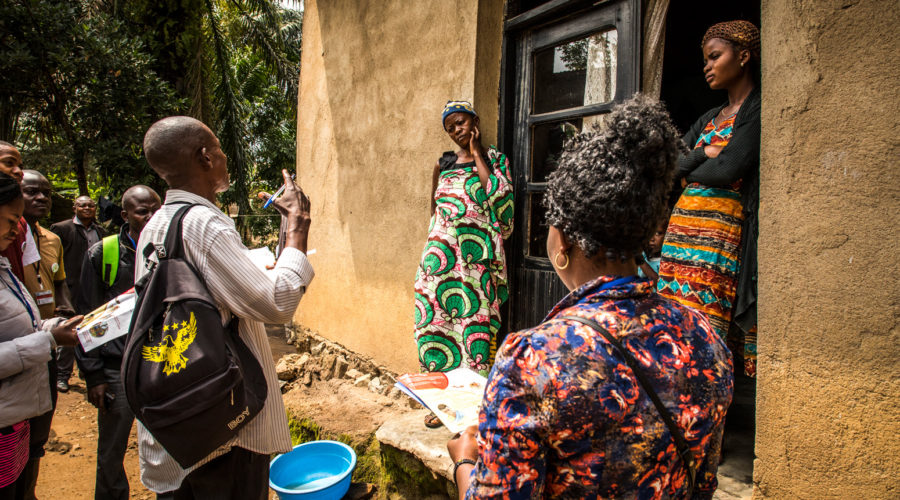 8 janvier 2019 : Beni, région du Nord-Kivu, République démocratique du Congo. Des représentant·e·s de la communauté rendent visite à une famille dans la périphérie de Beni pour la sensibiliser à Ebola.