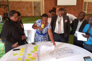Participant·e·s en charge de l’essai de l’outil d’analyse des lacunes en Ouganda.