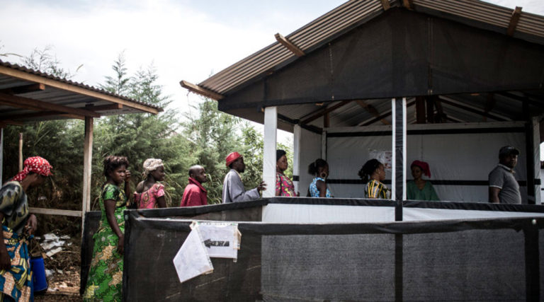 Des gens font la queue pour un contrôle de température lors d’un triage organisé avec l’aide de MSF, avant de se rendre à l’hôpital général de Bunia.