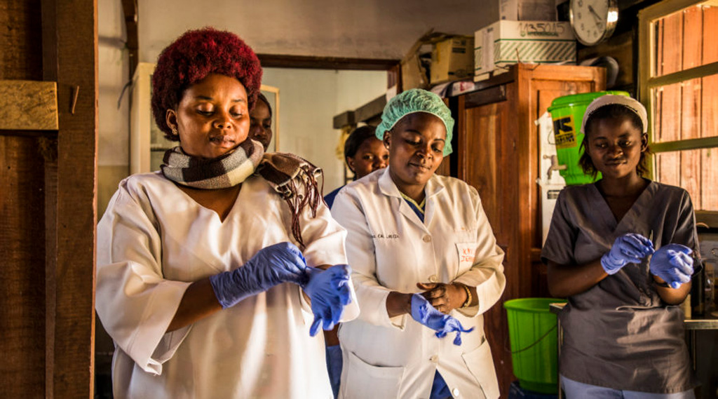 16 janvier 2019, Beni, République démocratique du Congo. Des professionnelles de santé enfilent leurs gants avant d’examiner des patient·e·s à l’hôpital.